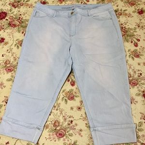 Avenue Denim Faded Capri Pants Size 24